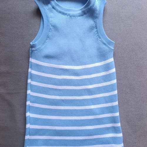 Sleeveless knitted top like new, white and blue, size XS