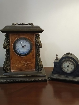 Set of 2 vintage tabletop quartz clocks with Roman numerals