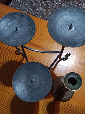 Collectible candle holders like new, triple iron and simple brass set