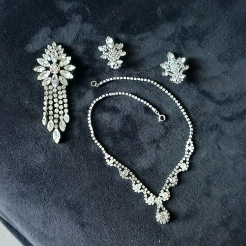 Rhinestone jewelry set with clip-on earrings, like new