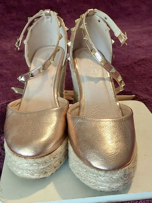 Migato platform sandals size 40-41, metallic pink with spikes