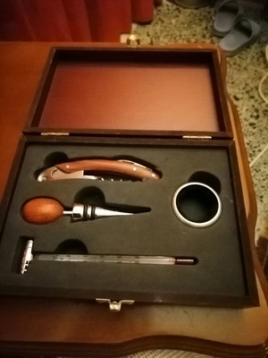 Wine set new, 4 pieces with wooden finishes