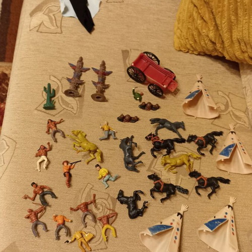 Vintage 70s Cowboys and Indians figures used with damages and missing parts