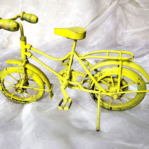 Set of 2 vintage decorative metal bicycles like new, yellow