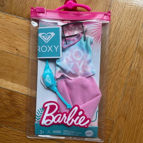 Barbie Roxy doll clothes sealed, new