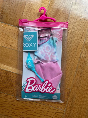 Barbie Roxy doll clothes sealed, new