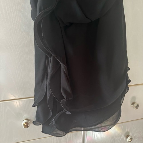Black dress with one shoulder like new, short with ruffles