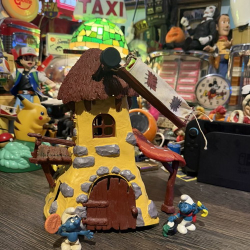 Smurfs Windmill 1981 with two figures used