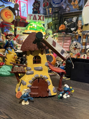 Smurfs Windmill 1981 with two figures used