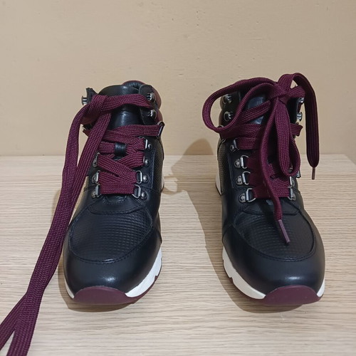 Pikolinos leather ankle boots like new, size 39, black and red