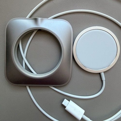 Apple MagSafe Charger with Satechi Stand like new