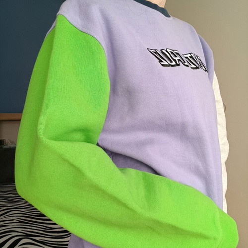 Santa Cruz sweatshirt like new, colorful, unisex, size M