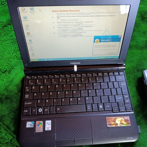 Toshiba NB200-10P compact netbook with Ubuntu Linux