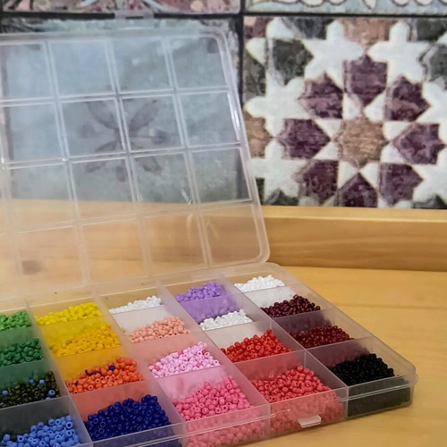 Bead case like new with colorful beads