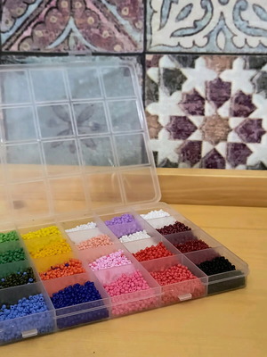 Bead case like new with colorful beads