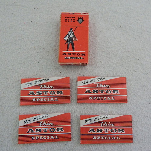 Old Astor pack with 4 unused razor blades like new