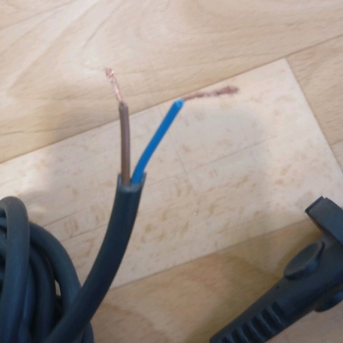 Electric wire 7 meters with plug used, 2000 watt load capacity