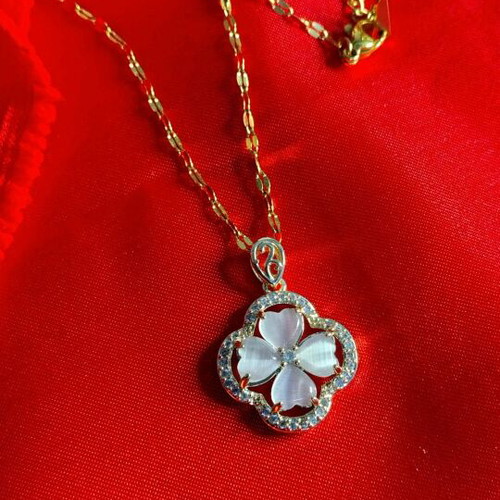 Jewelry set in gold tone like new