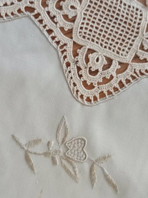 Tablecloth with crochet and embroidery new, size 87/43