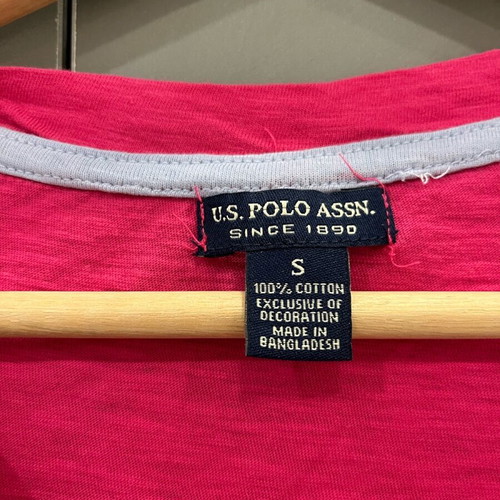 U.S. Polo Assn. short-sleeve t-shirt fuchsia like new with blue logo, size S