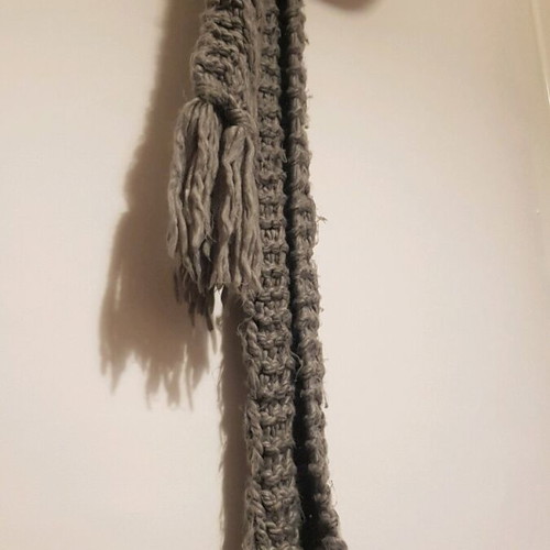 Knitted scarf grey with fringes