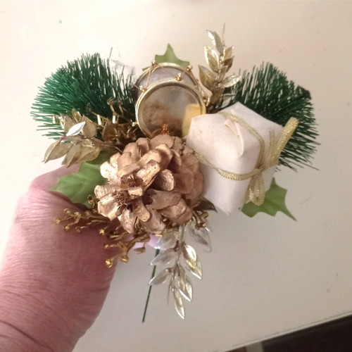 Christmas ornament like new with real pine cone