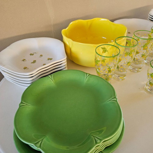 Dish set used with 6 plates, 6 large and 3 small glasses