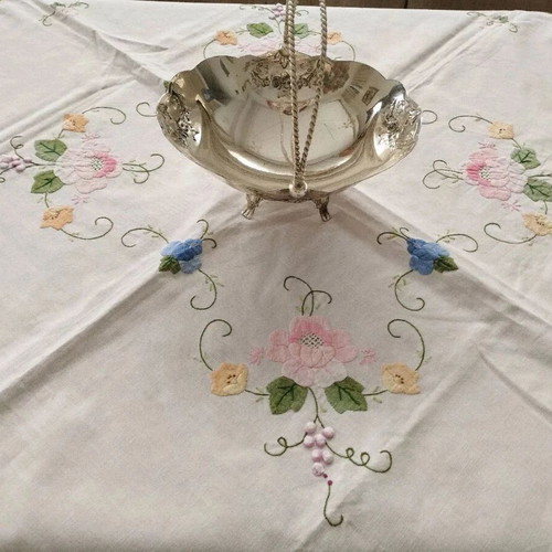 Vintage handmade embroidery set, like new, pack of 2