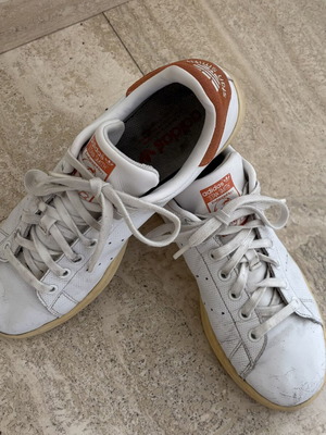 Adidas Stan Smith sneakers μέγεθος 42 μεταχειρισμένα, λευκά και πορτοκαλί