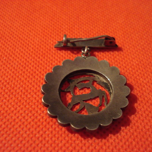Silver brooch with 9k gold used