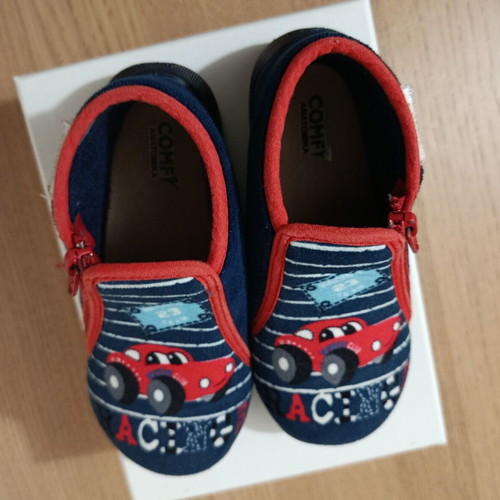 Comfy kids slippers size 26 like new