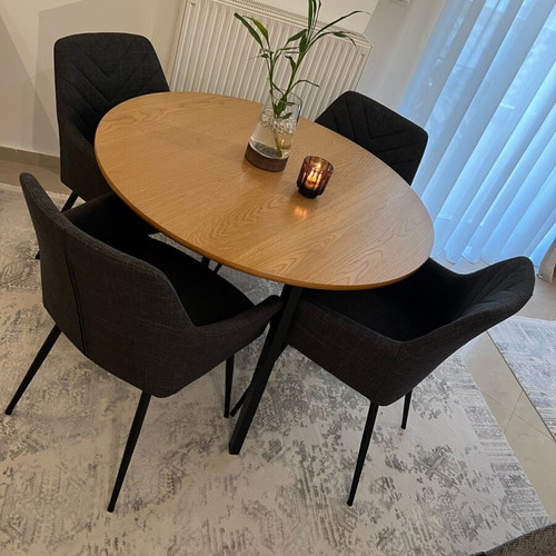 Dining set like new with 4 chairs and 105 cm table