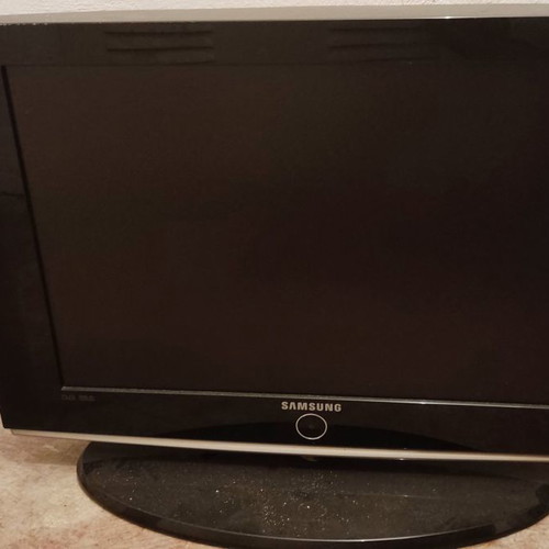 Samsung 32 inch TV used with HDMI, VGA, RCA, SCART