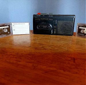 Vintage μικρό δημοσιογραφικό κασετόφωνο τσέπης SANYO μαζί με τρεις κασέτες