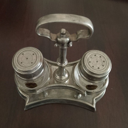 Vintage salt and pepper set like new with crystal containers and metal base