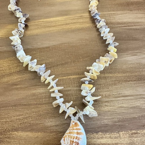 Necklace with shell and shell beads like new, beige