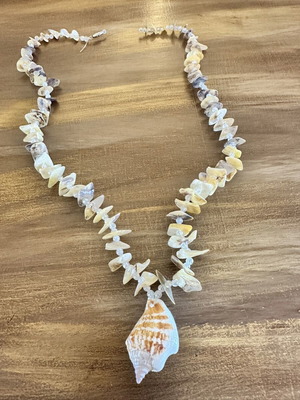 Necklace with shell and shell beads like new, beige
