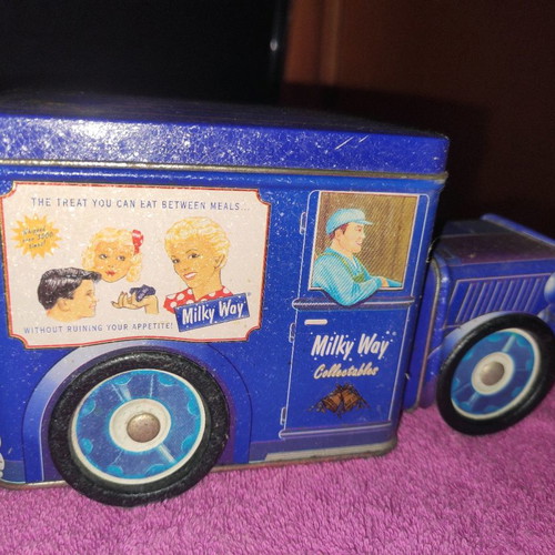Milky Way collectible car like new