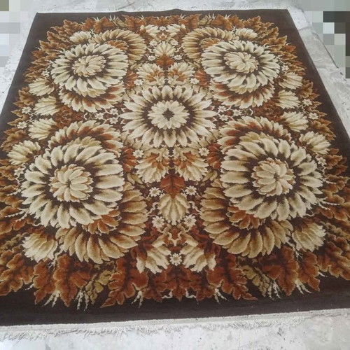 Classic machine-made rug used, dimensions 1.94x2.37 m