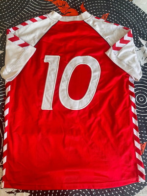 Φανέλα ποδοσφαίρου Denmark #10 Elkjaer 1984 European Cup Hummel μέγεθος L σαν καινούργια