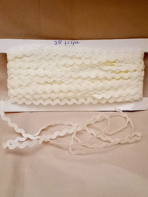 Synthetic Zig Zag Trim 28 Meters, Ecru, New