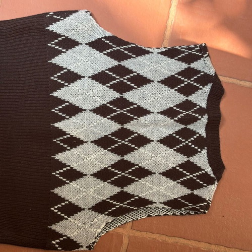 Showing sleeveless ski pullover checkered size small