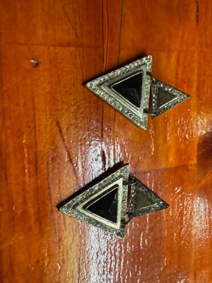 Triangular earrings used