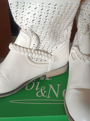 Girls' white ankle boots, size 38