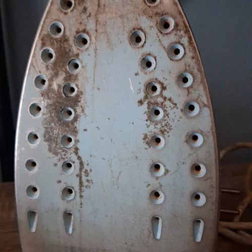 Vintage Braun iron used with signs of wear