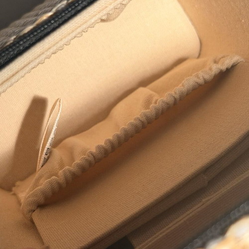 Chanel Beauté Les Beiges Cosmetic Bag new, straw design with box