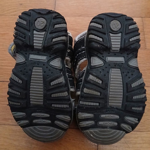 Tengrui children's sandals size 20 like new, black and grey