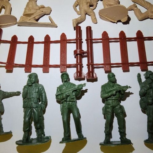 Plastic toy soldiers, set of 26