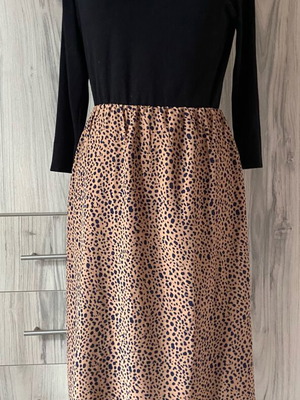 Leopard skirt like new with elastic waist and lining