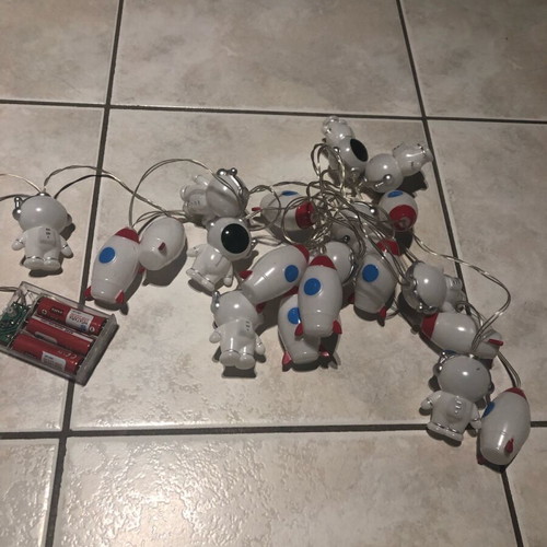 String lights with astronauts and rockets used, without batteries